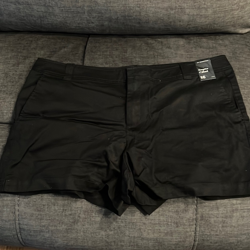 New York and Company essential Hampton 4” shorts, never worn, smoke free home